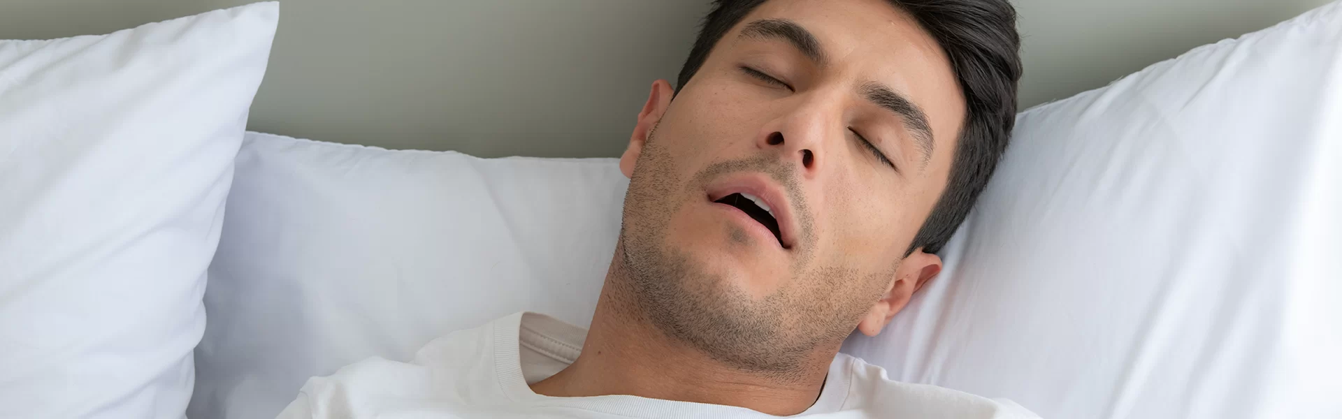 jovem-dormindo-na-cama